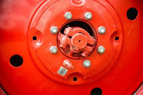 Close-up of a Massive Iron Tractor Wheel in Agricultural Field 库存照片