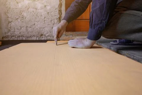 Close-up of the master cuts the size of expanded polystyrene on the floor, th Fotos de archivo