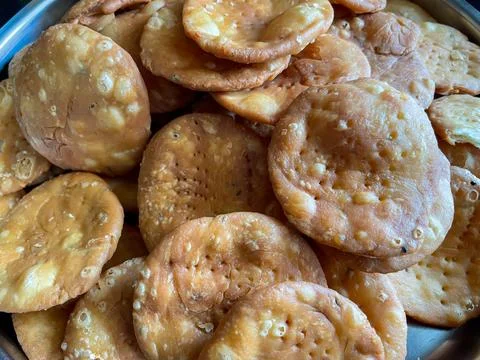 Close up of a Mathri or matthi deep fried tea time snack made of whole whea.. Fotos Stock