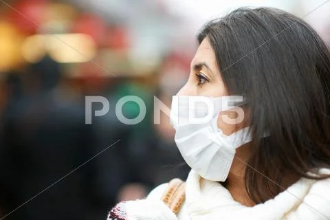 Close up of mature woman wearing pollution mask, Tokyo, Japan Stock Photos