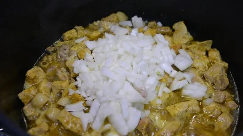 Close up meat and vegetables in cauldron. Pieces of meat and a lot of onions are 库存影片 119862238