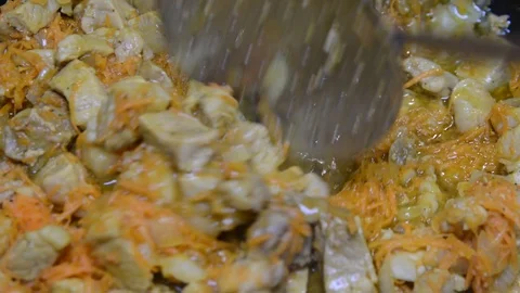 Close up meat and vegetables in cauldron. Pieces of meat and a lot of onions are Vidéo 119862543