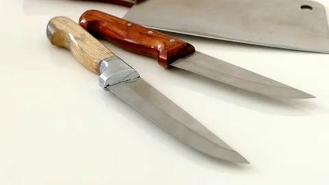 Close-up meat knife hd video, victim knife and large meat row knife, Vídeos de archivo 93603393