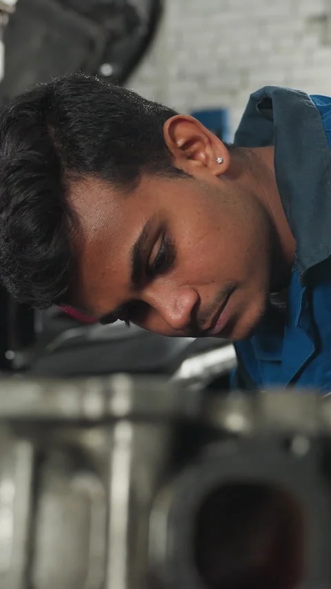 Close-up of Mechanic Working on Engine Block in Automotive Workshop Video stock 318201068