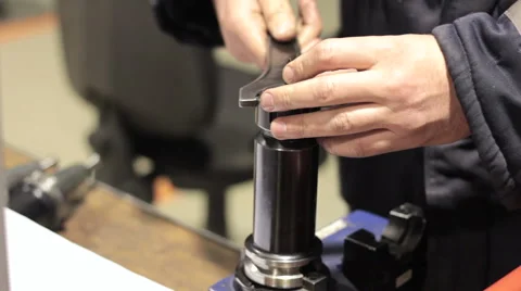 Close-up mechanical industrial worker measuring detail in tool workshop. Vidéo 60236112
