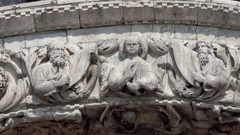 Close up of the medieval sculpture around the architrave of the main door of  Vídeos de archivo 83378285