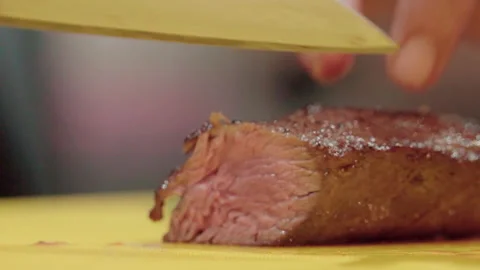 Close up Medium rare Grilled beef slicing side angle slowmotion 50fps Vídeos de archivo 156172294