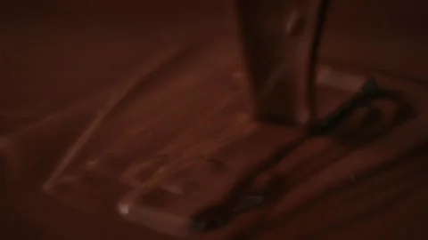 Close Up Melted Chocolate Pouring Smooth Liquid Dessert Vidéo 334562935