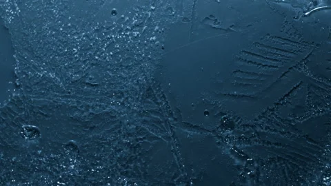 Close-up of melting ice on black background Vidéo 111150884