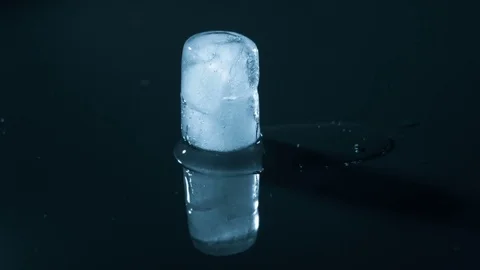 Close-up of melting ice cube Vídeo Stock 80981365