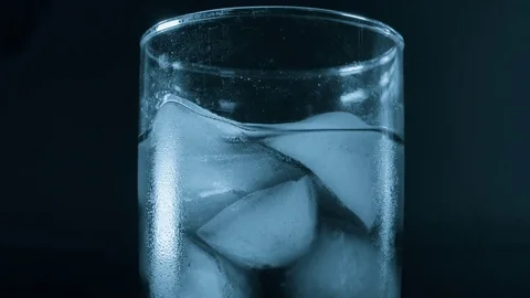 Close-up of melting ice cube in whiskey glass Video stock 80982141