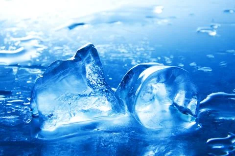 Close-up of melting ice cubes. Cool refreshment. Blue tint. Stock-Fotos