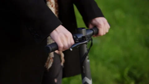 Close-up: men hands on the steering wheel of an electric scooter. Vidéo 201073418