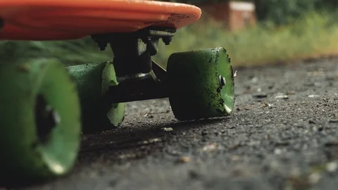 Close up of men legs start ride on board in the summer park. Skater boy ride  Vídeo Stock 110705413