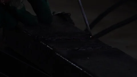 Close-up: Metal worker welding iron in a workshop  Stockbeeldmateriaal 123395523
