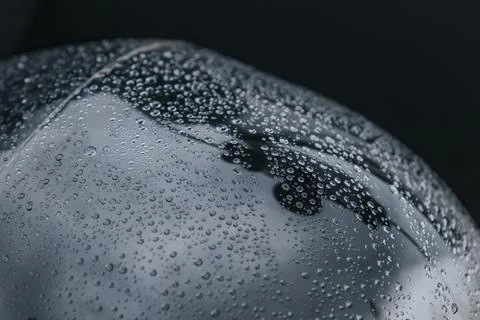 Close-up of a metallic surface covered in water droplets, showcasing reflec.. Foto stock