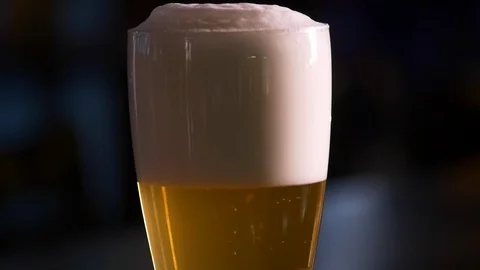 Close-up of micro brew blonde-ale beer in glass. Video stock 100650344