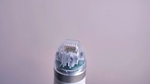 Close-up. Microneedle RF lifting device on a plain background. Hardware Vídeos de archivo 120628187