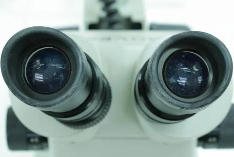 Close up of microscope lenses focused on a specimen Foto stock