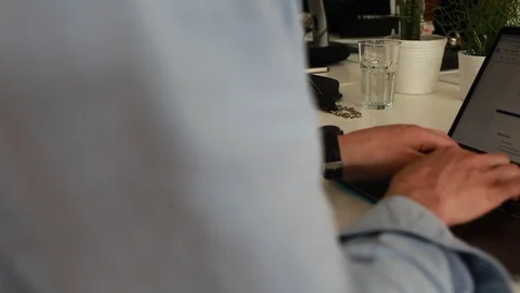 Close-up mid section of man using laptop Vídeo Stock 120425321