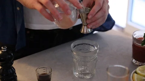 Close-up mid section view of a man making a drink on the kitchen counter Vídeo Stock 114846769