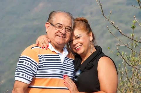 Close-up of a middle-aged couple hugging and smiling Foto stock