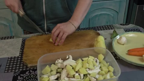 Close-up of Middle-Aged Woman's Hands Dicing Fresh Vegetables 스톡 동영상 334522507