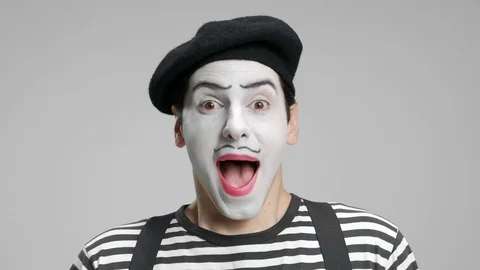 Close-up of a mime looking at the camera and smiling Vidéo 77224038