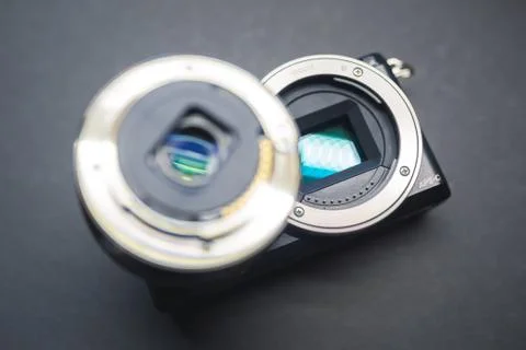 Close-up of mirrorless digital APS-C camera with deattached lens. Foto stock