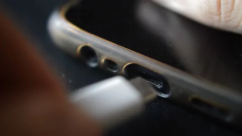 Close-up mobile phone charge. charge phone energy battery Vidéo 197949147