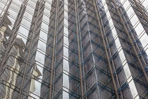 Close-up of a modern skyscraper facade with reflective glass panels showcas.. Stock-Fotos