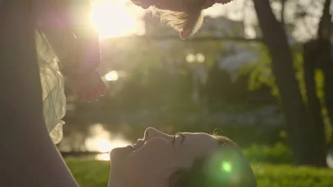 Close-up mom and daughter walking in the park Vídeos de archivo 166323670