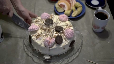 Close-up, mom cuts and distributes the children pieces of a beautiful, sweet 스톡 동영상 149442505