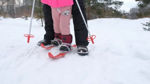 Close-up of mom helping chile on first ski trip Vídeos de archivo 297091543