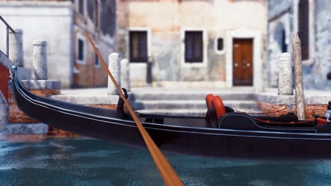 Close up of moored empty gondola on a Venice canal 4K Vidéo 112833958