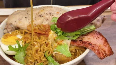 Close up motion footage of person using spoon to serve hot ramen noodles wi.. Vídeos de archivo 333621452