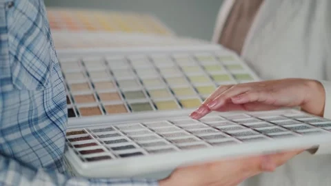 Close up motion of two people browsing through color palette samples, searc.. Vídeos de archivo 334981314
