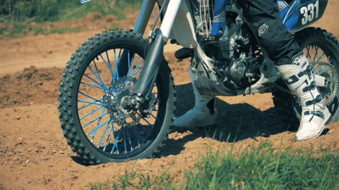 Close up of motorbike's wheels while it starts moving 库存影片 91852903