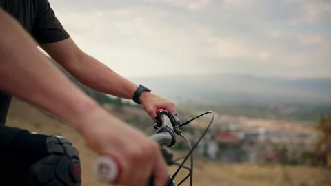 Close up of mountain biker grabbing handlebars and riding off 库存影片 212160445