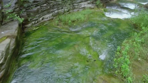 Close-up Mountain River Cascade Waterfall. Water in creek flowing around rocks 스톡 동영상 133353966