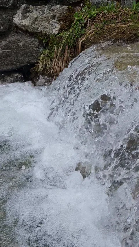 Close up mountain river Stockbeeldmateriaal 319361259