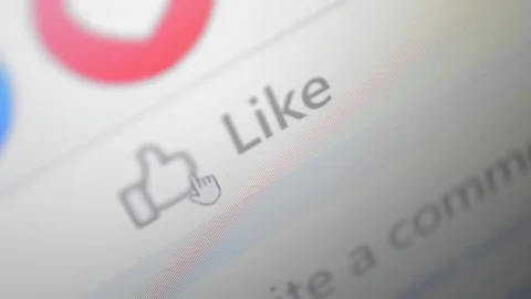 Close-up mouse click on the like icon on the facebook social network app. 스톡 동영상 219857649