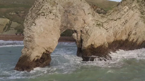 Close-up move around Durdle Door limestone arch on the Jurassic coast in Dorset 스톡 동영상 251045310