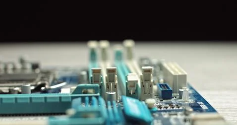 Close-up Moving Macro Shot: Inside of the Computer Case. Camera Moves Over PCB Foto stock