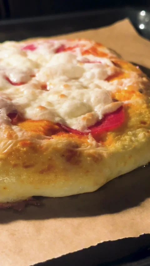 Close-Up of Mozzarella Cheese Bubbling on Pizza in Oven - Vertical Video Vídeo Stock 279177318