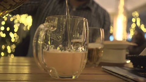 Close up of mug been filled by beer, cafe at night, christmas, close steadicam Vidéo 72782627