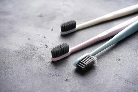Close-up. Multi-colored toothbrushes on a gray background. Foto stock
