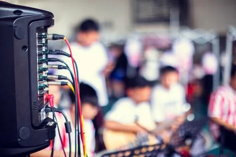 Close-up of multiple cables and wires plugged into the back of an audio amp.. Foto stock