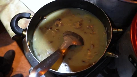Close up of a mushroom sauce in a kitchen pot Vidéo 146003198
