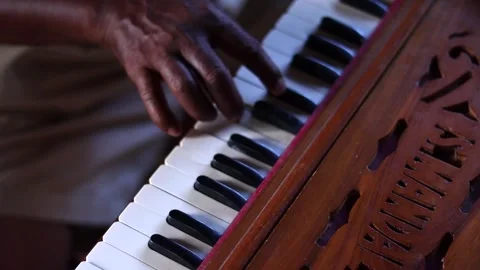 Close-Up of Musician's Hand Playing Harmonium Keys Vidéo 339761158